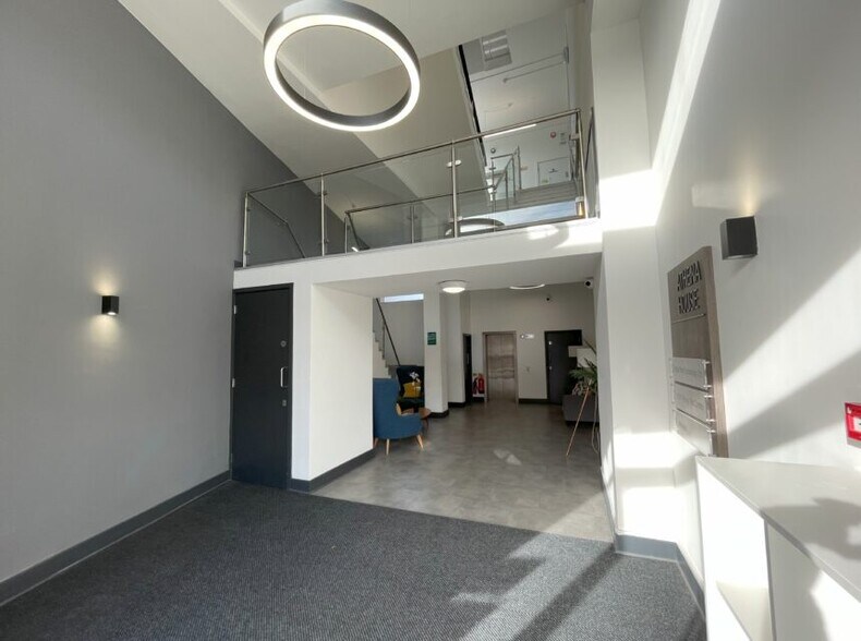 London Rd, Morden to rent - Interior Photo - Image 3 of 8