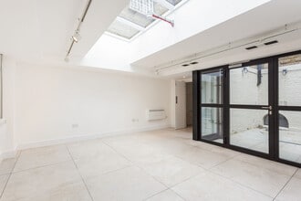 518-522 Wandsworth Rd, London to rent Interior Photo- Image 1 of 4
