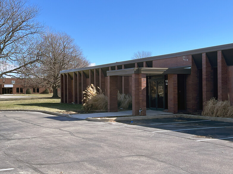 1355 Holmes Rd, Elgin, IL for rent - Building Photo - Image 1 of 4