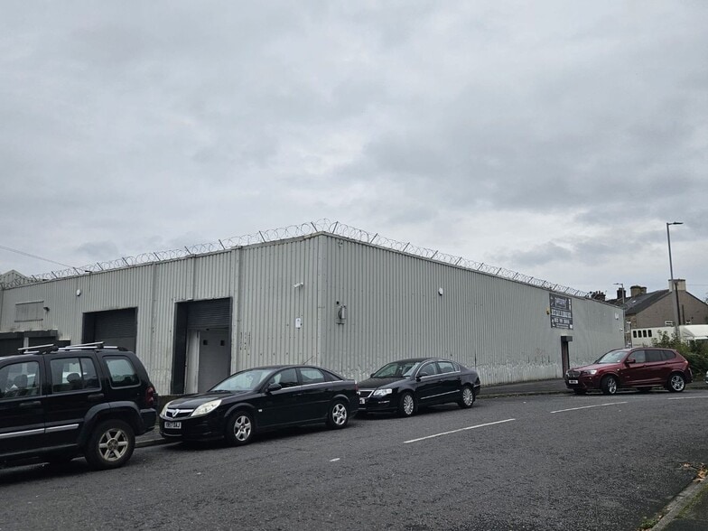 Factory St, Bradford to rent - Building Photo - Image 2 of 4