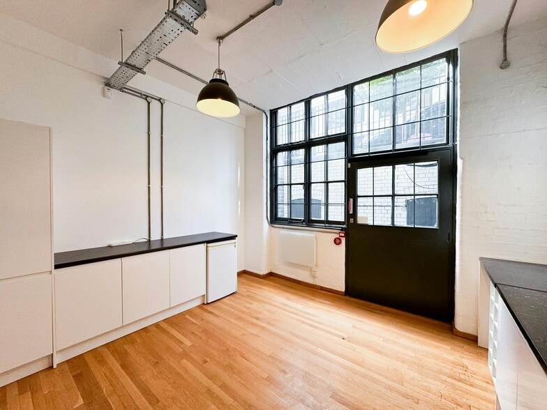 30 Gresse St, London to rent - Building Photo - Image 2 of 19