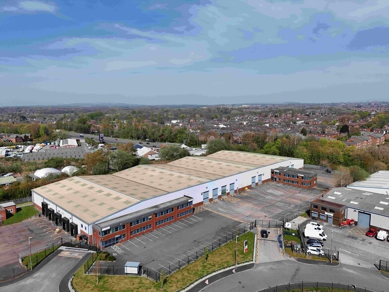 5 Lynwell Rd, Manchester to rent - Building Photo - Image 2 of 13