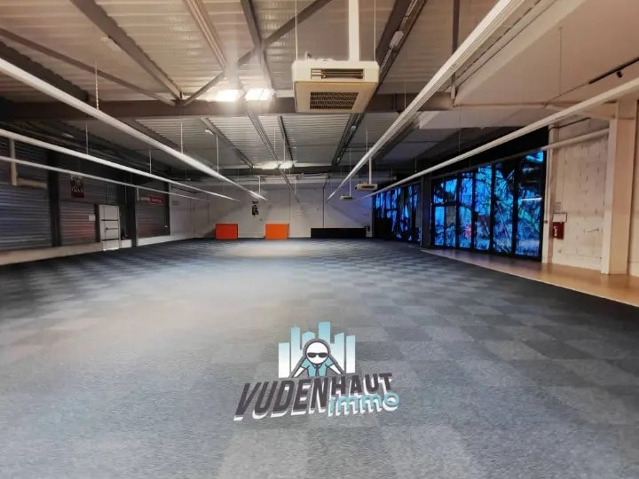 Location Commerce 685 m² - Photo 1