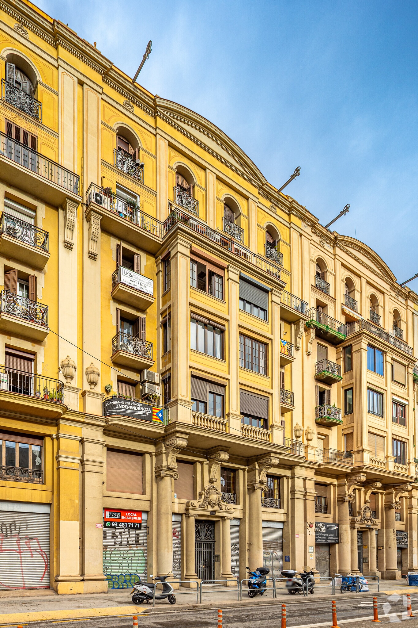 Retail in Barcelona, Barcelona to rent Primary Photo- Image 1 of 2