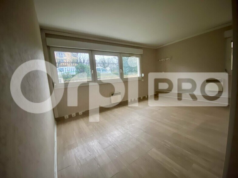 Office in Neuville-sur-Saône to rent - Interior Photo - Image 2 of 4