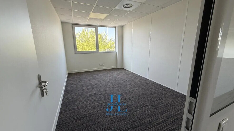 Industrial in Mérignac to rent - Interior Photo - Image 2 of 9