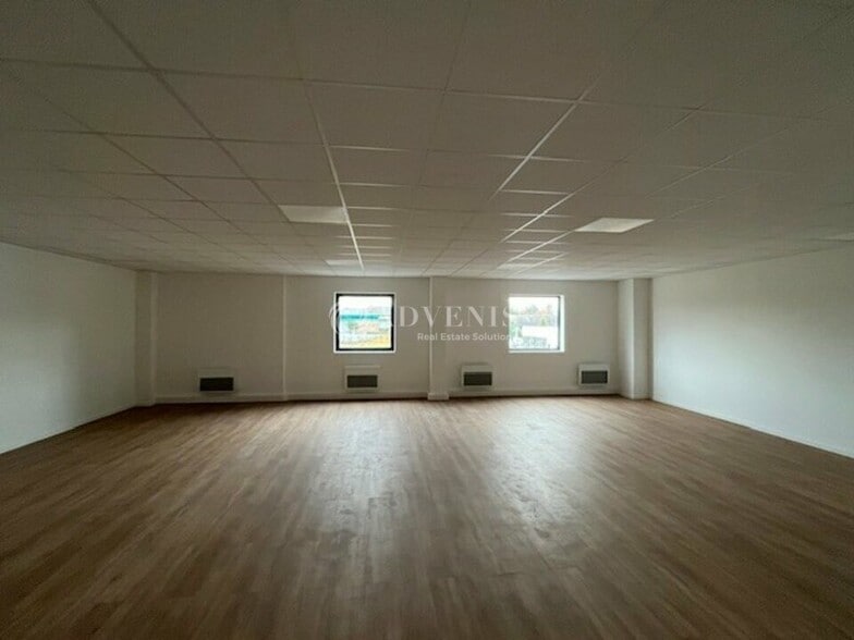 1 Rue Pierre Curie, Plaisir for sale - Interior Photo - Image 2 of 5