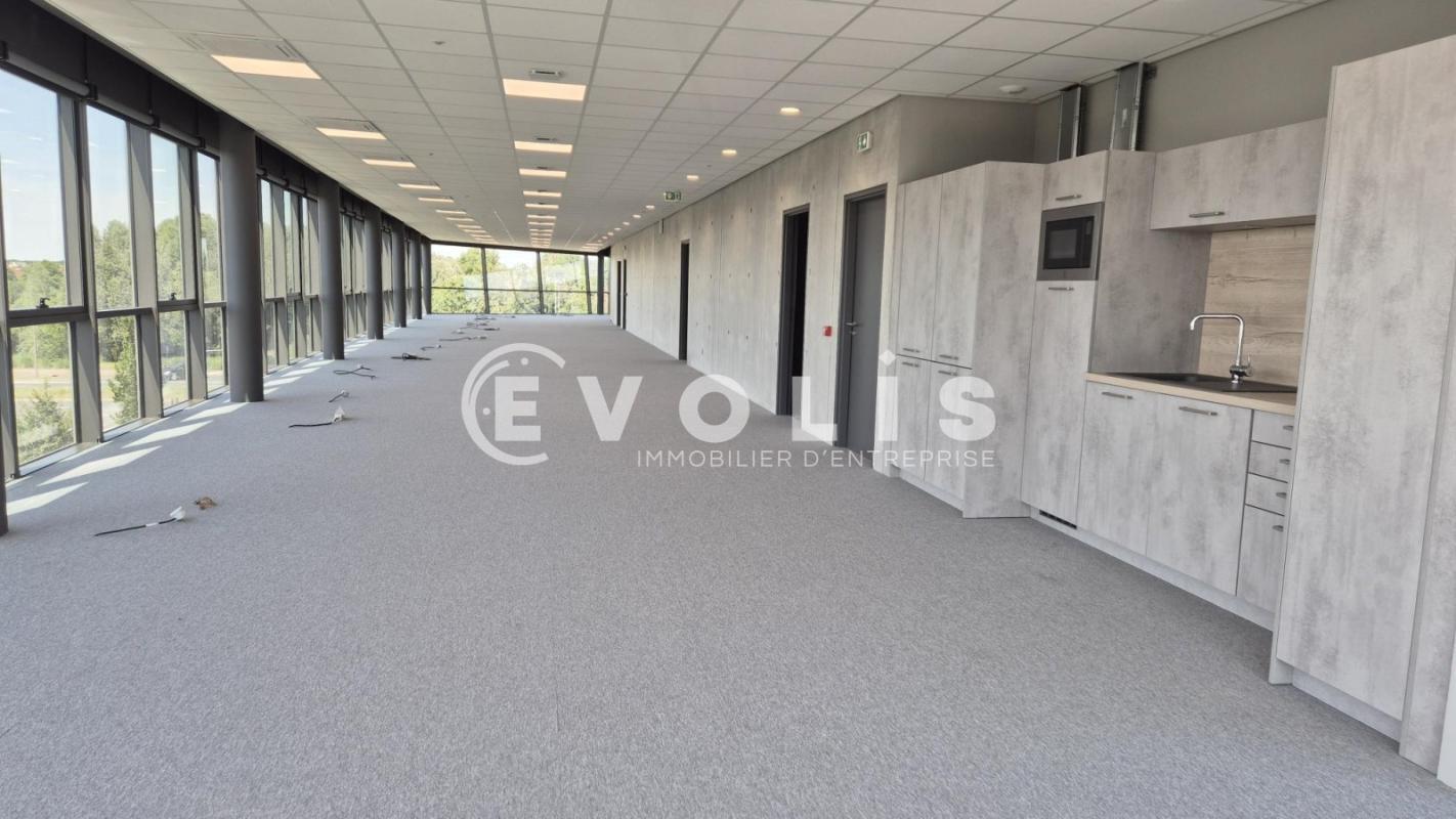 Office in Chanteloup-en-Brie to rent Interior Photo- Image 1 of 10