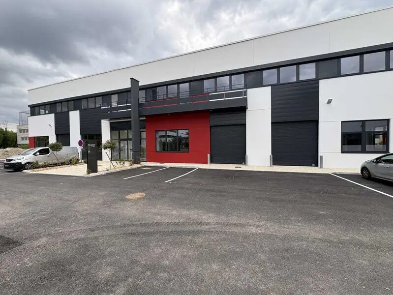 Light Industrial in Dardilly to rent Building Photo- Image 1 of 9