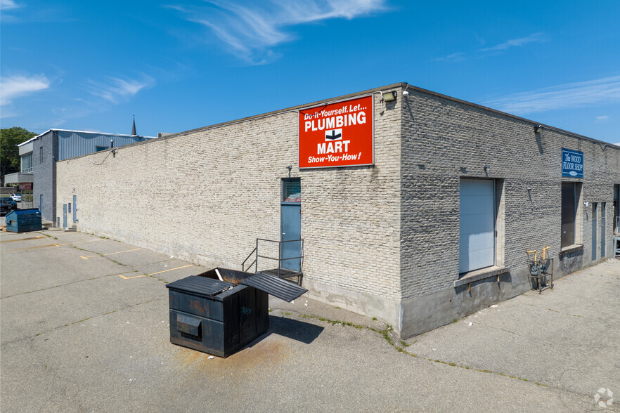 700 Dundas St E, Mississauga, ON for rent - Building Photo - Image 3 of 5