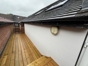 12A The Square, Wickham to rent Building Photo- Image 2 of 3