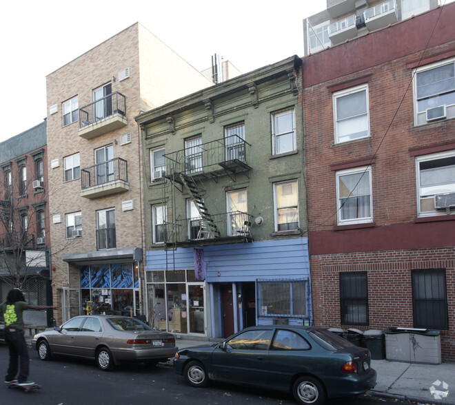 336 Grand St, Brooklyn, NY for sale - Primary Photo - Image 1 of 1