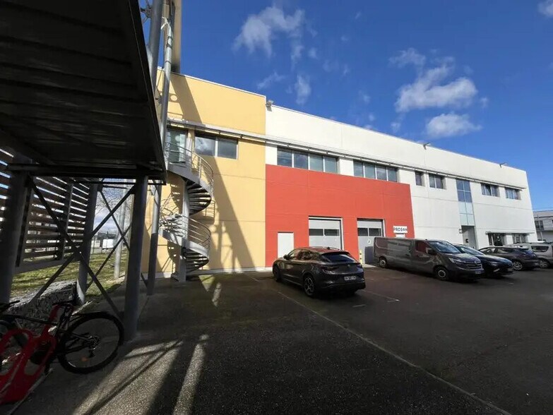 50 Rue Jean Zay, Saint-Priest to rent - Building Photo - Image 3 of 12