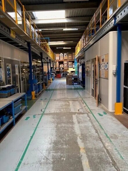 Light Industrial in Vitrolles to rent - Interior Photo - Image 3 of 3
