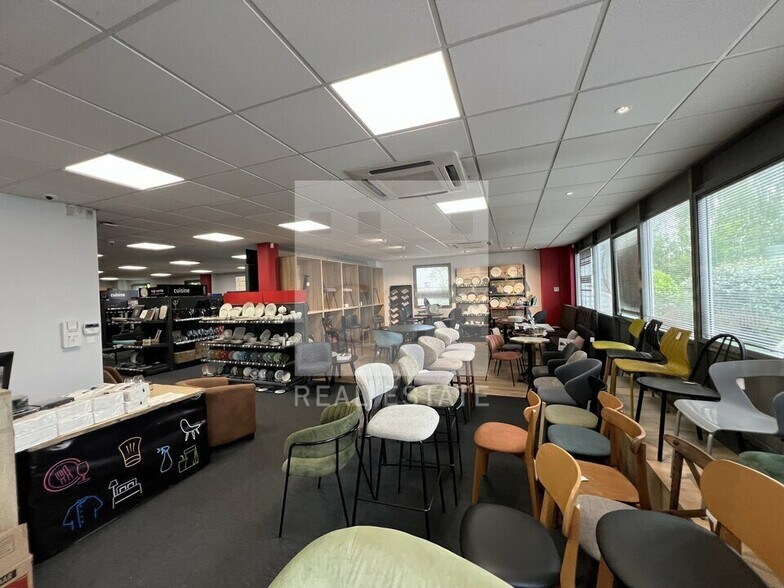 Retail in Limonest to rent - Interior Photo - Image 3 of 13