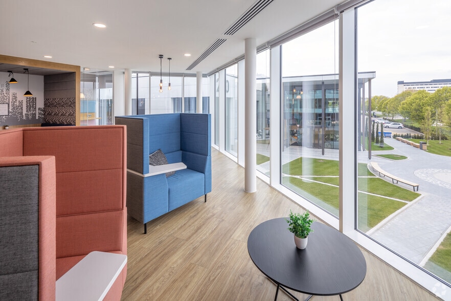 220 Wharfedale Rd, Wokingham to rent - Lobby - Image 3 of 14