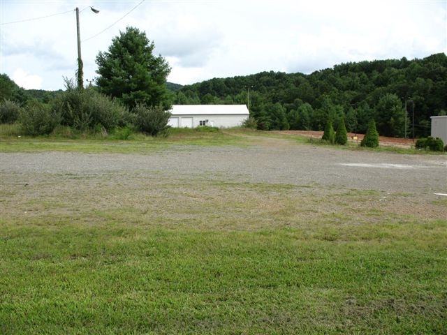 1021 E Stewart Dr, Galax, VA for sale - Building Photo - Image 3 of 4