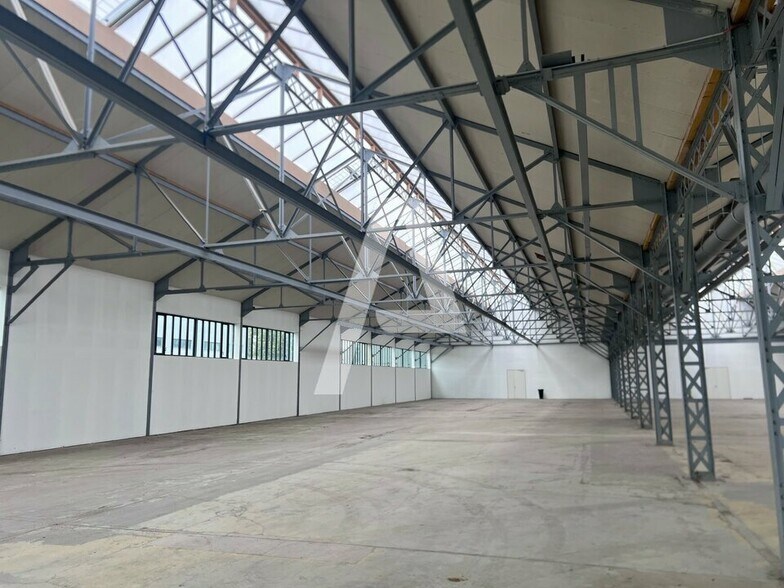 Light Industrial in Ivry-sur-Seine to rent - Building Photo - Image 1 of 9