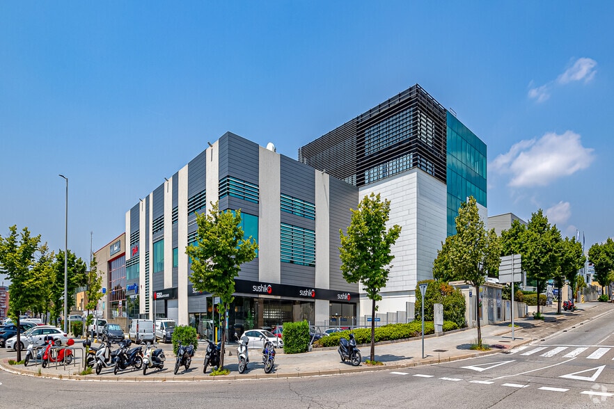 Carrer de Colom, 408, Terrassa, Barcelona to rent - Building Photo - Image 2 of 3