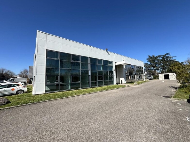 Light Industrial in Décines-Charpieu to rent - Building Photo - Image 1 of 20
