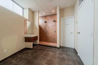 5450-5484 Ch De La Côte-Des-Neiges, Montréal, QC for rent Building Photo- Image 1 of 3