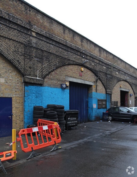 Bohemia Pl, London to rent - Building Photo - Image 3 of 4