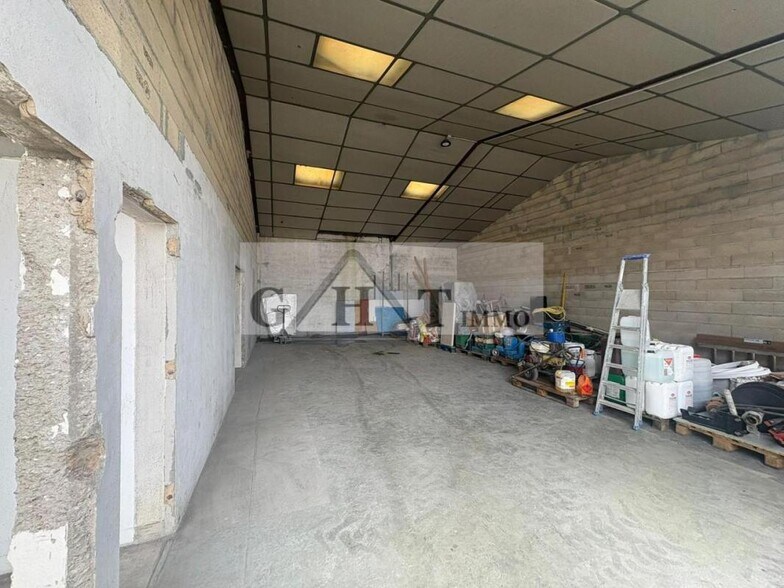 Industrial in Réau to rent - Interior Photo - Image 2 of 4