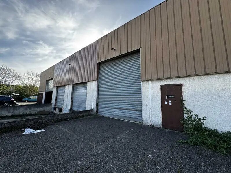 Light Industrial in Vaulx-en-Velin to rent Building Photo- Image 1 of 6