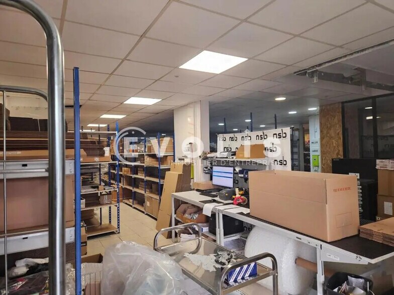Light Industrial in Les Ulis to rent - Interior Photo - Image 2 of 11