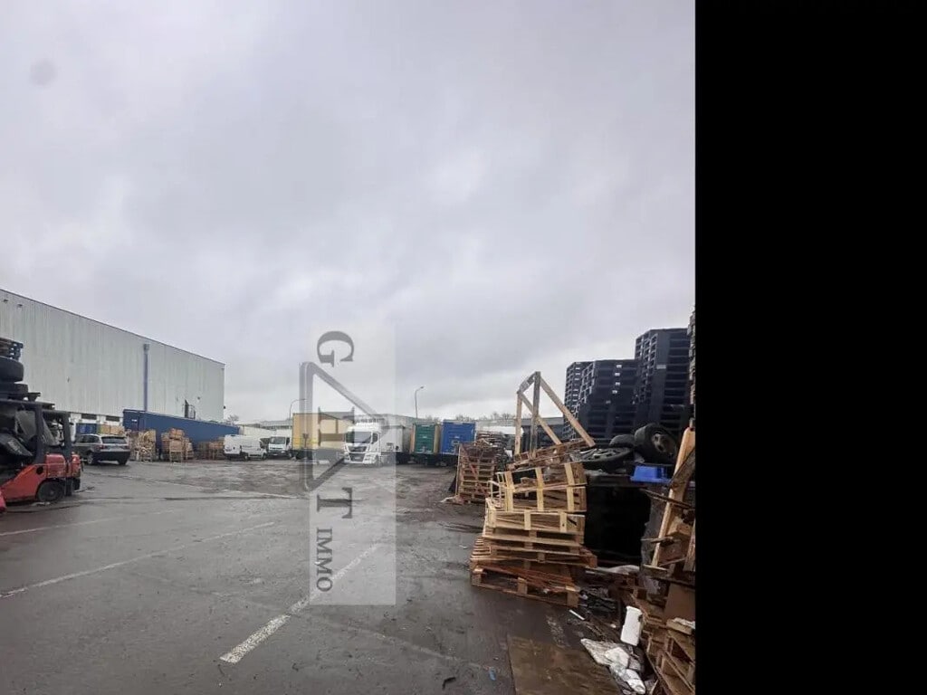 Location Entrepôt 4 900 m² - Photo 1