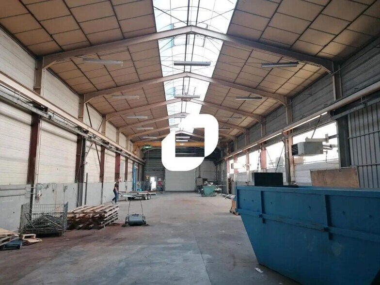 Light Industrial in Jassans-Riottier to rent - Interior Photo - Image 1 of 10