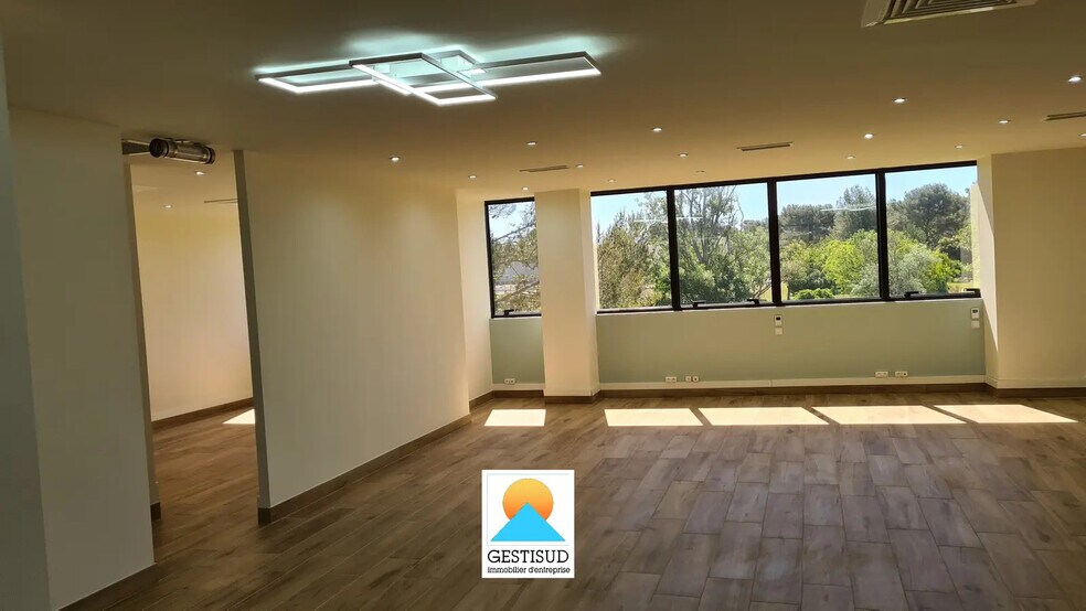 Office in Signes to rent - Interior Photo - Image 2 of 4