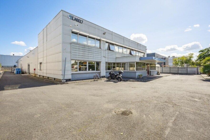 16 Rue Thomas Edison, Gennevilliers for sale - Building Photo - Image 2 of 15
