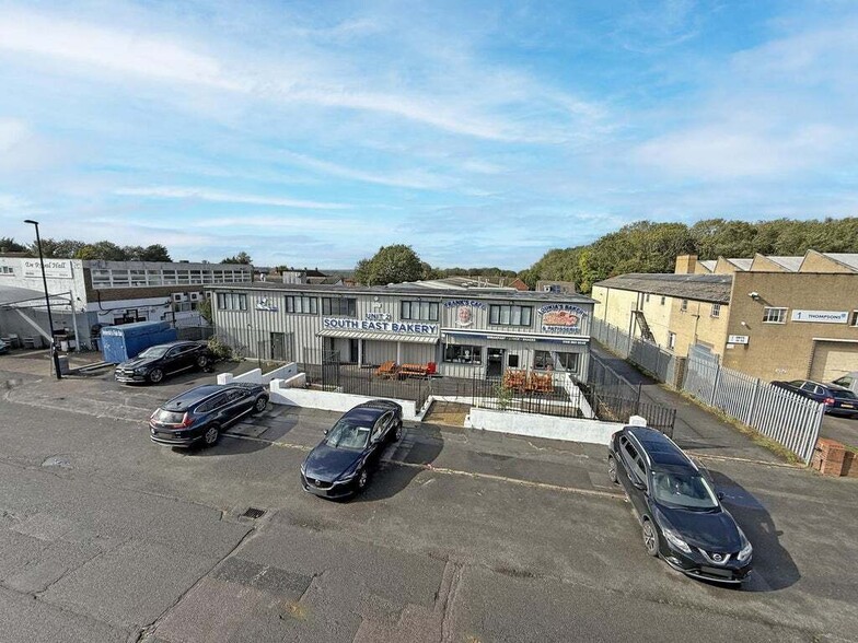 Vulcan Way, Croydon to rent - Building Photo - Image 3 of 15