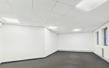 Centre Ct, Pontypridd to rent Interior Photo- Image 1 of 18