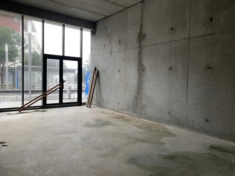 Retail in Lormont to rent - Building Photo - Image 3 of 6