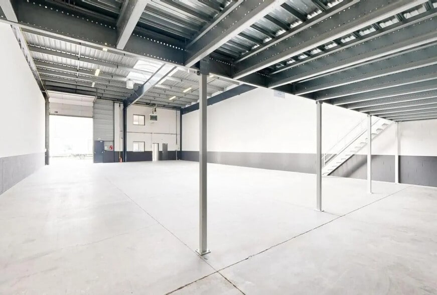 Light Industrial in Bezons to rent - Building Photo - Image 1 of 11