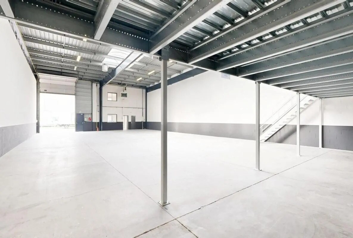 Light Industrial in Bezons to rent Building Photo- Image 1 of 12