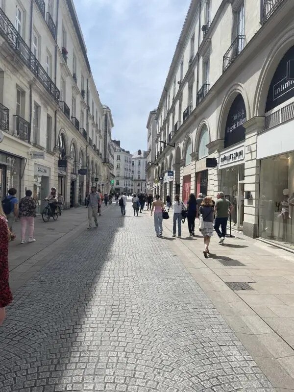 Retail in Nantes to rent Building Photo- Image 1 of 2