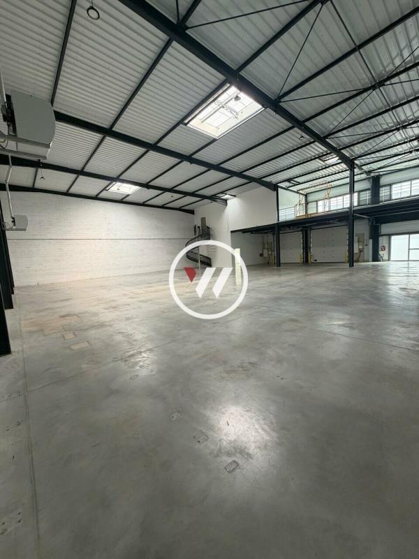 Light Industrial in Le Thillay to rent Interior Photo- Image 1 of 6