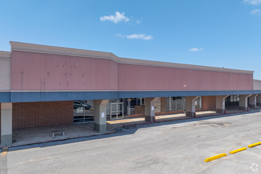 3335 N Twin City Hwy, Port Arthur, TX for rent - Building Photo - Image 2 of 25