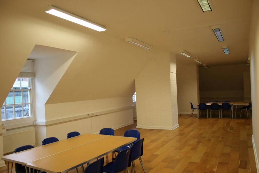 213 Haverstock Hl, London to rent - Building Photo - Image 2 of 6