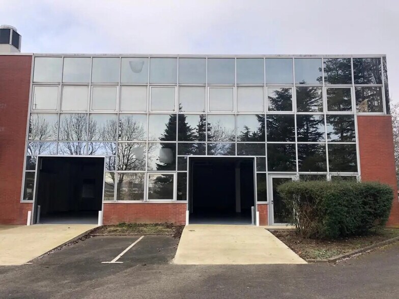 Light Industrial in Les Ulis to rent - Building Photo - Image 3 of 3