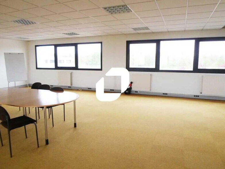 9 Place Marcel Rebuffat, Villejust to rent - Interior Photo - Image 2 of 10