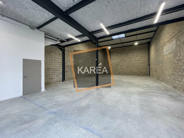 Light Industrial in Lieusaint to rent - Building Photo - Image 3 of 5