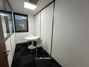 Office in Champagne-au-Mont-d'Or to rent Interior Photo- Image 2 of 6