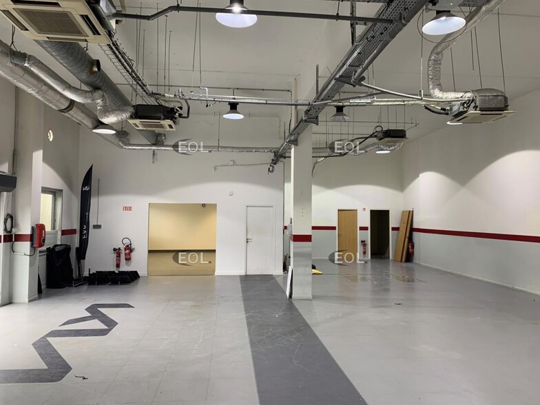 Light Industrial in Nanterre to rent - Building Photo - Image 2 of 9