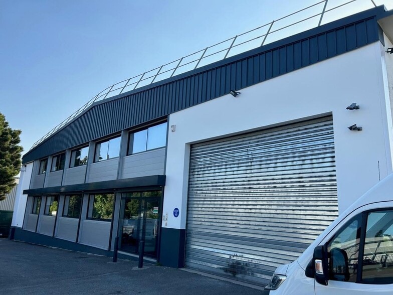 Light Industrial in Morangis to rent - Building Photo - Image 2 of 9