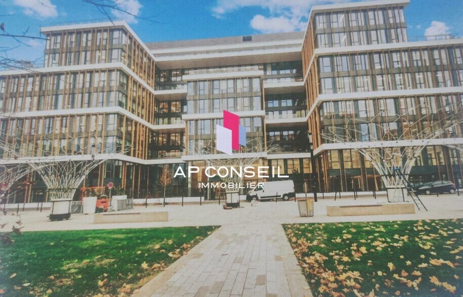 Office in Montigny-le-Bretonneux to rent - Building Photo - Image 1 of 12