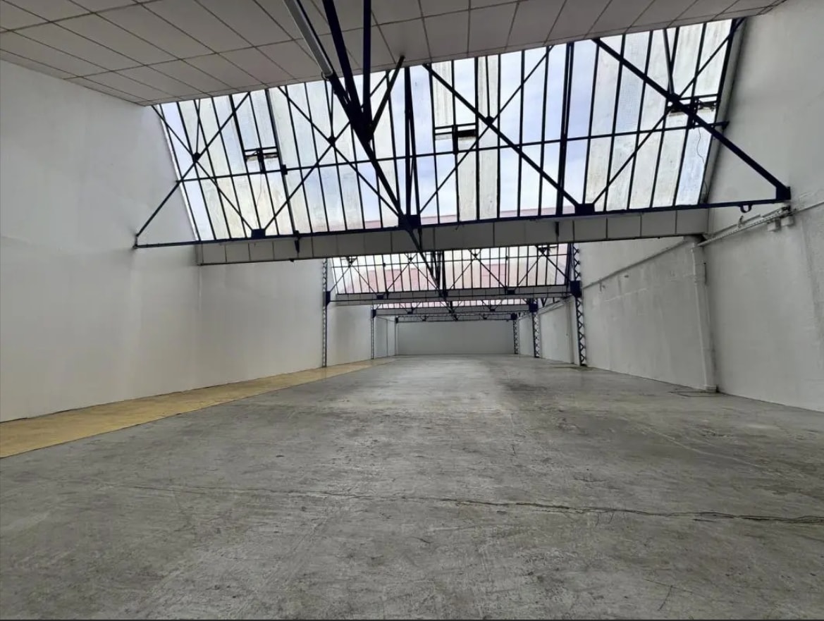 Light Industrial in Montreuil to rent Interior Photo- Image 1 of 4